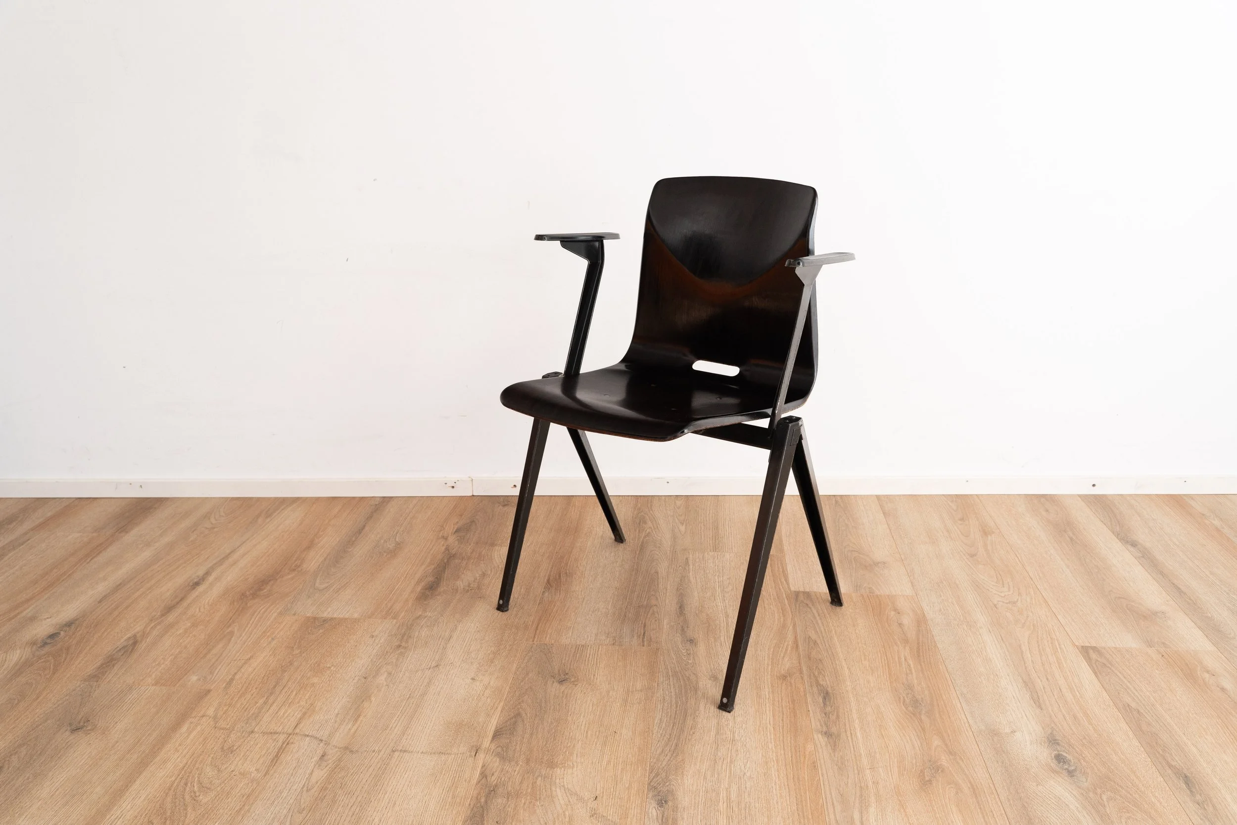 椅子 Galvanitas chair S22 brown&black Vintage Industrial Charm: Durable and Stylish Galvanitas